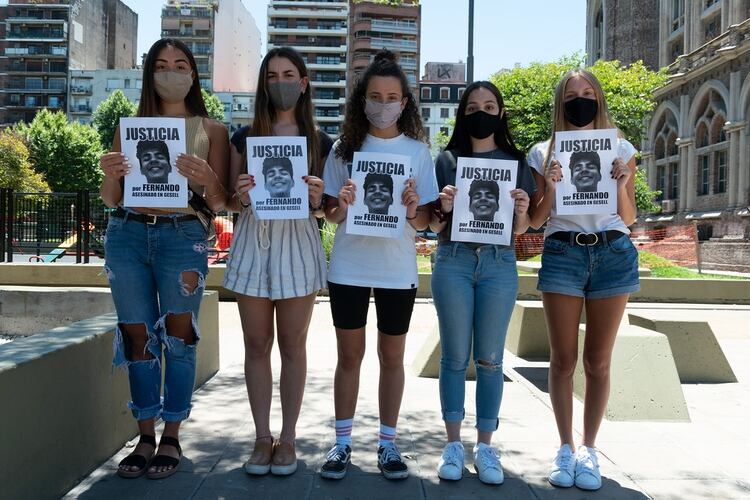 Sofía Parisi, Lourdes Ruiz Sánchez, Camila Pietrafesa, Camila Biglieri y Sofía Steinhardt, amigas de Fernando del colegio Marianista. 