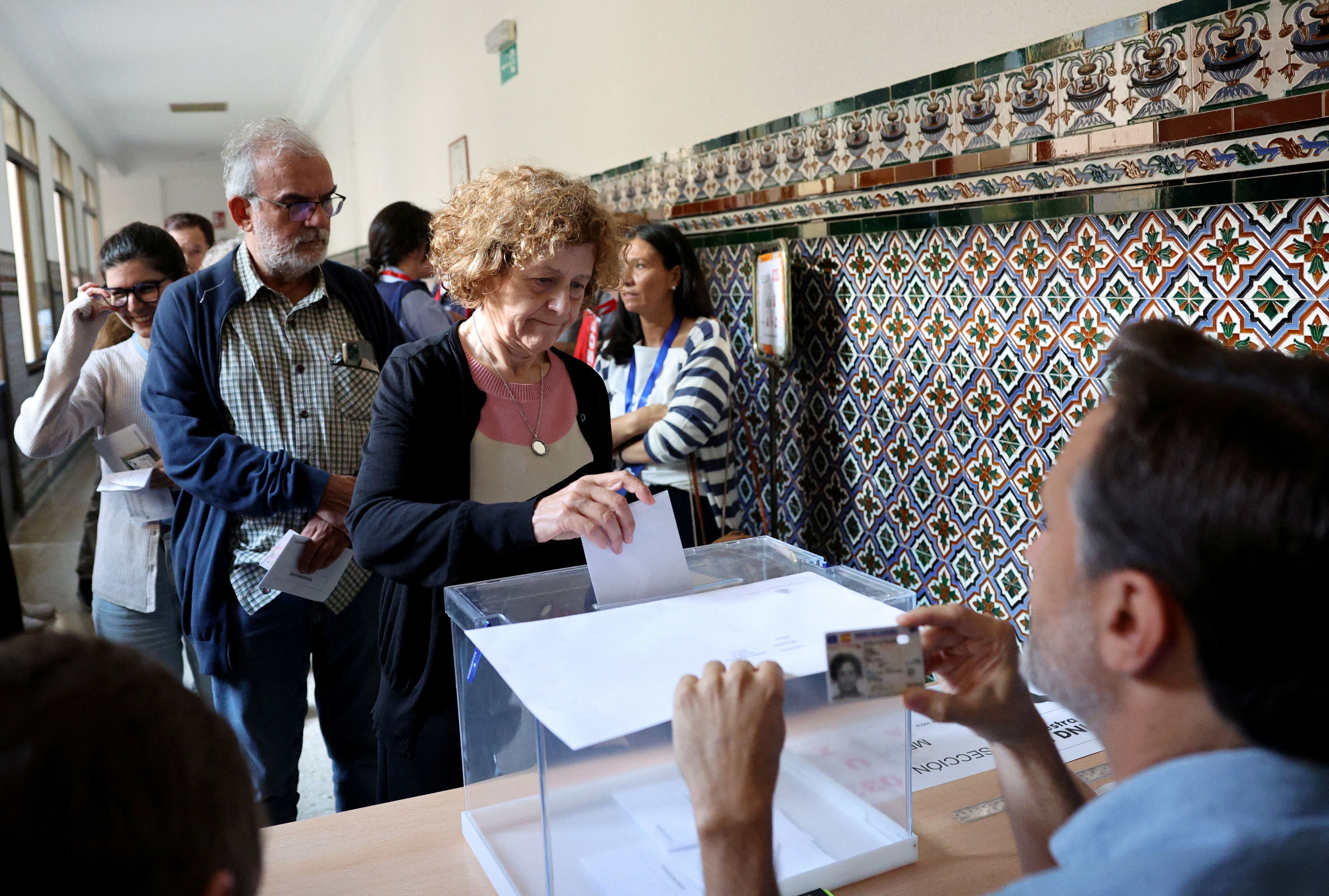 Una mujer vota en España. (Violeta Santos Moura/Reuters)