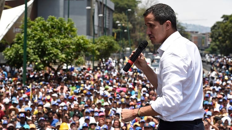 Juan Guaidó en la marcha del 1 de mayo (Photo by Federico PARRA / AFP)