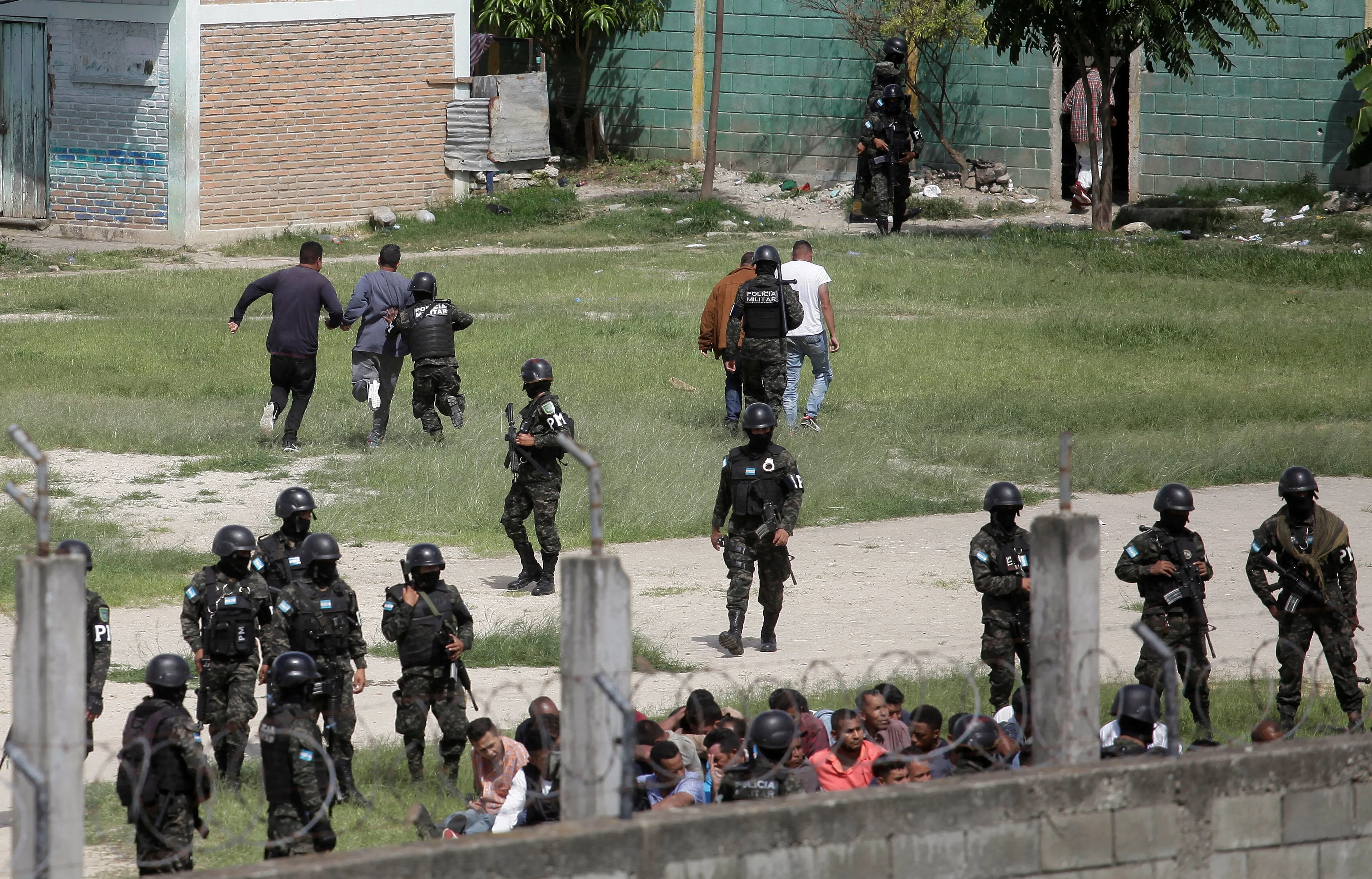 Miembros de la Policía Militar de Orden Público sacan a los reclusos del patio de la cárcel de Tamara, en las afueras de Tegucigalpa  (REUTERS/Fredy Rodriguez)