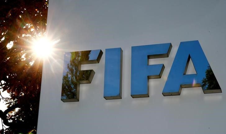 Foto de archivo del logo de la FIFA en la sede de la entidad en Zurich.  Sep 26, 2017.   REUTERS/Arnd Wiegmann