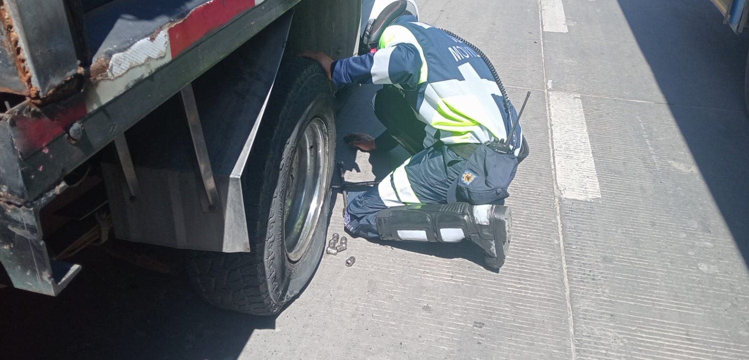 Afectación vial por camión varado - crédito @BogotaTransito/X