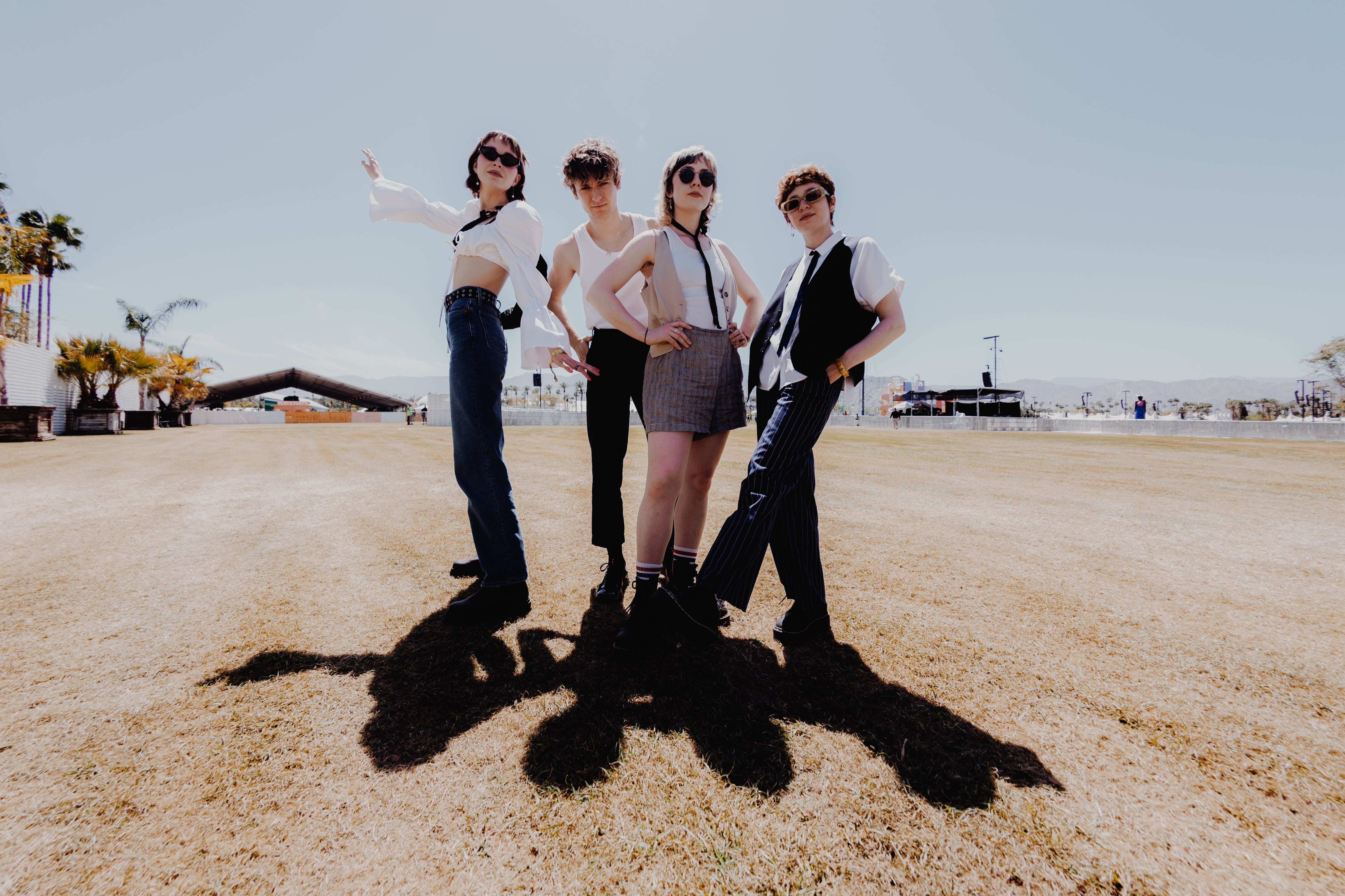 Lydia Night, Drew Thomsen, Brooke Dickson y Genessa Gariano de The Regrettes posan en el backstage del Coachella (Photo by Rich Fury/Getty Images for Coachella)