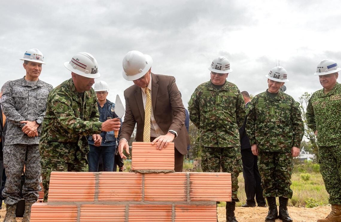 El ministro de Defensa, Iván Velásquez encabezó acto protocolario de inicio de construcción de edificio La Fortaleza - crédito Comando General de las Fuerzas Militares de Colombia