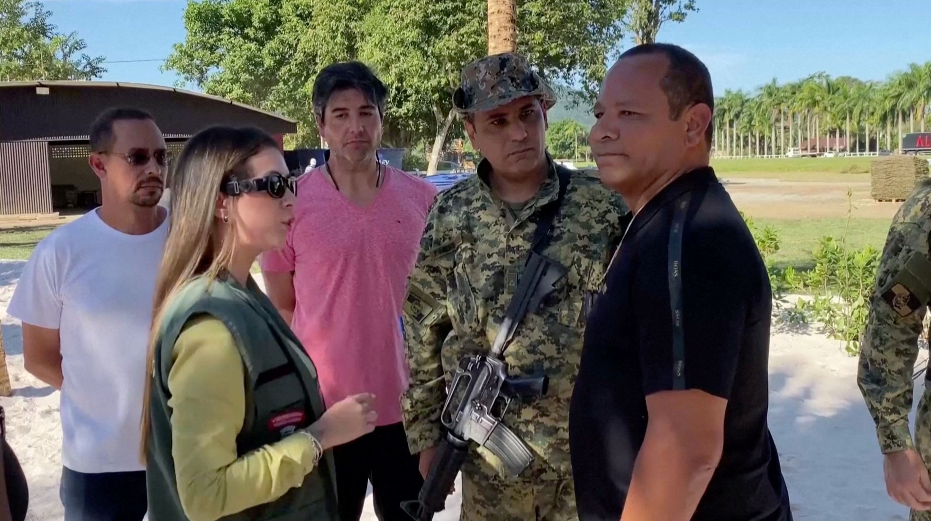 El padre de la estrella del fútbol brasileño Neymar Jr., Neymar Da Silva Santos, reacciona cuando se detiene una construcción en una propiedad de su hijo por violaciones ambientales, en Mangaratiba, Brasil, el 22 de junio de 2023 (Departamento de Medio Ambiente de Mangarativa/Folleto a través de REUTERS)