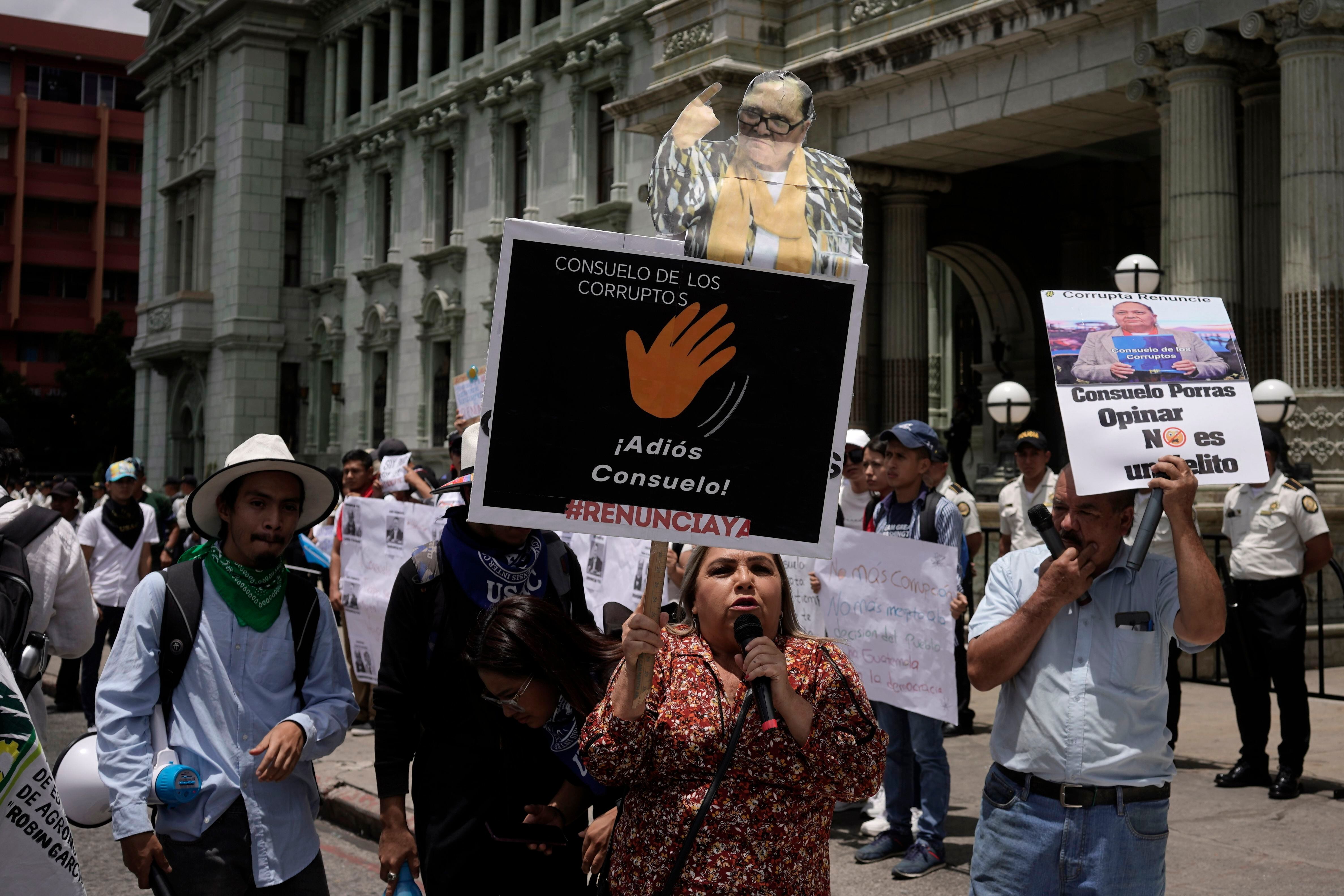 La gente marcha contra las acciones legales de la Fiscalía General contra el partido Movimiento Semilla del presidente electo Bernardo Arévalo en la Plaza de la Constitución en la Ciudad de Guatemala, el sábado 9 de septiembre de 2023. (AP Foto/Moisés Castillo)