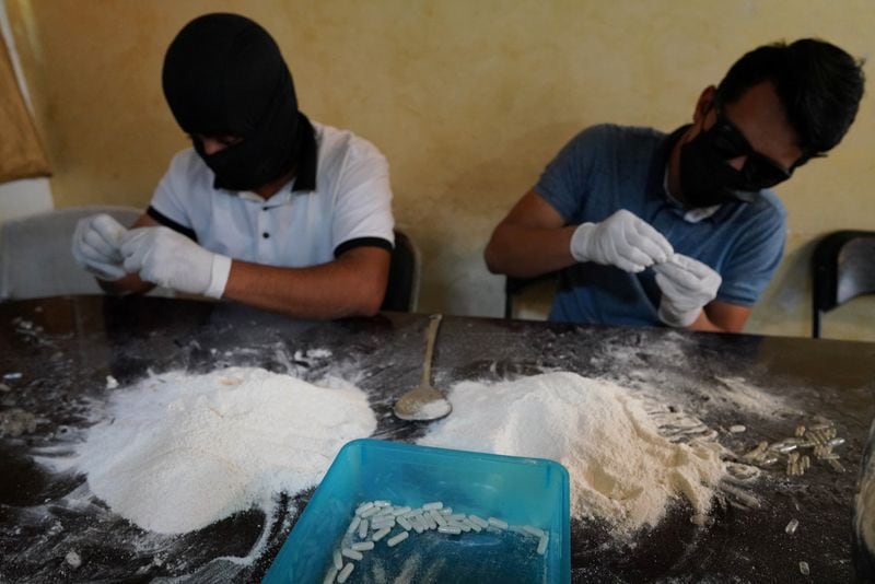 Miembros del Cártel de Sinaloa preparan cápsulas con metanfetamina en una casa de seguridad en Culiacán, México
(Foto: REUTERS/Alexandre Meneghini)