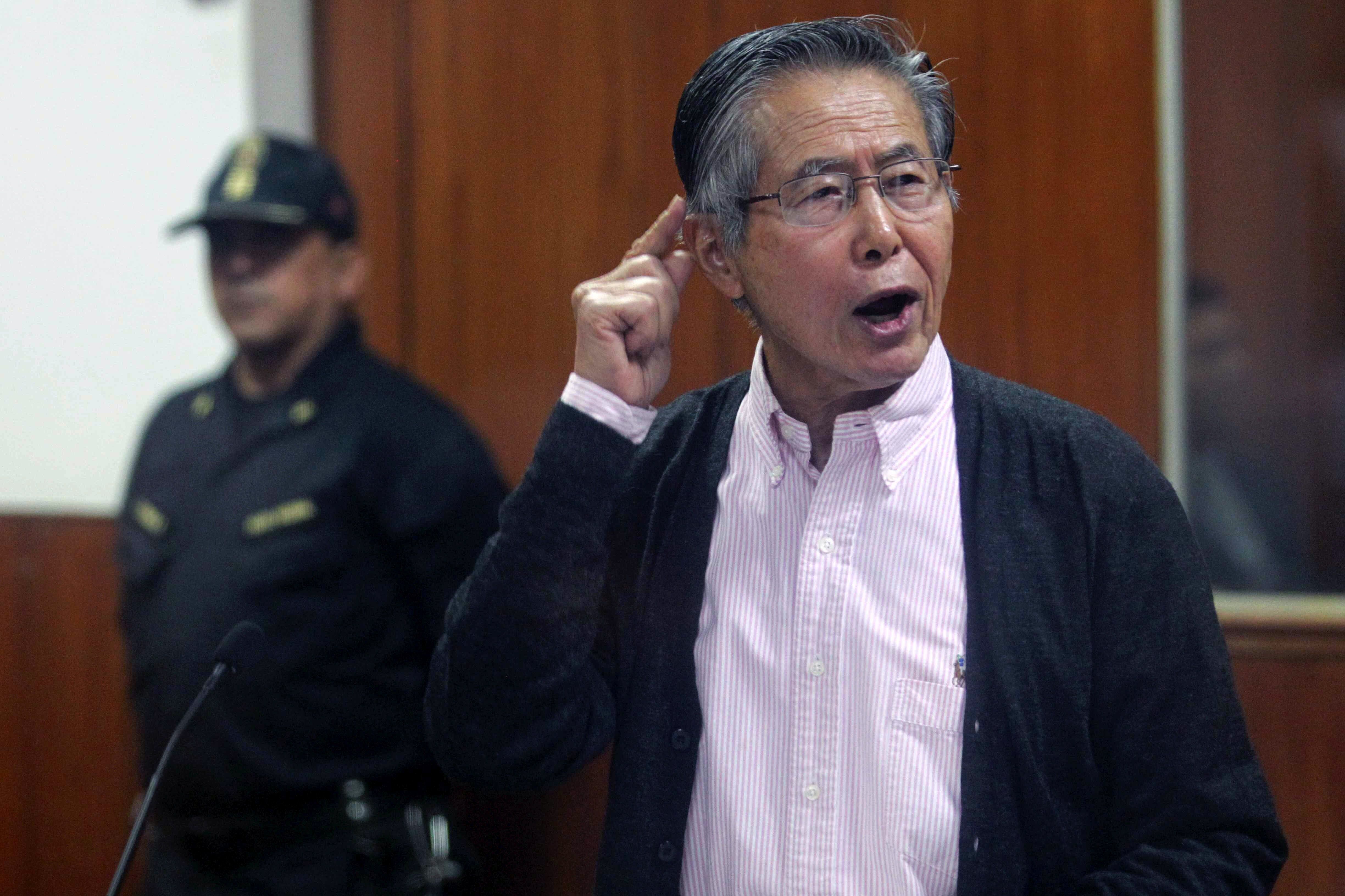 Fotografía de archivo fechada el 15 de mayo del 2016 que muestra al expresidente peruano Alberto Fujimori durante una audiencia en Lima (Perú). El Tribunal Constitucional de Perú ordenó este martes poner en libertad a Alberto Fujimori. EFE/ Ernesto Arias 