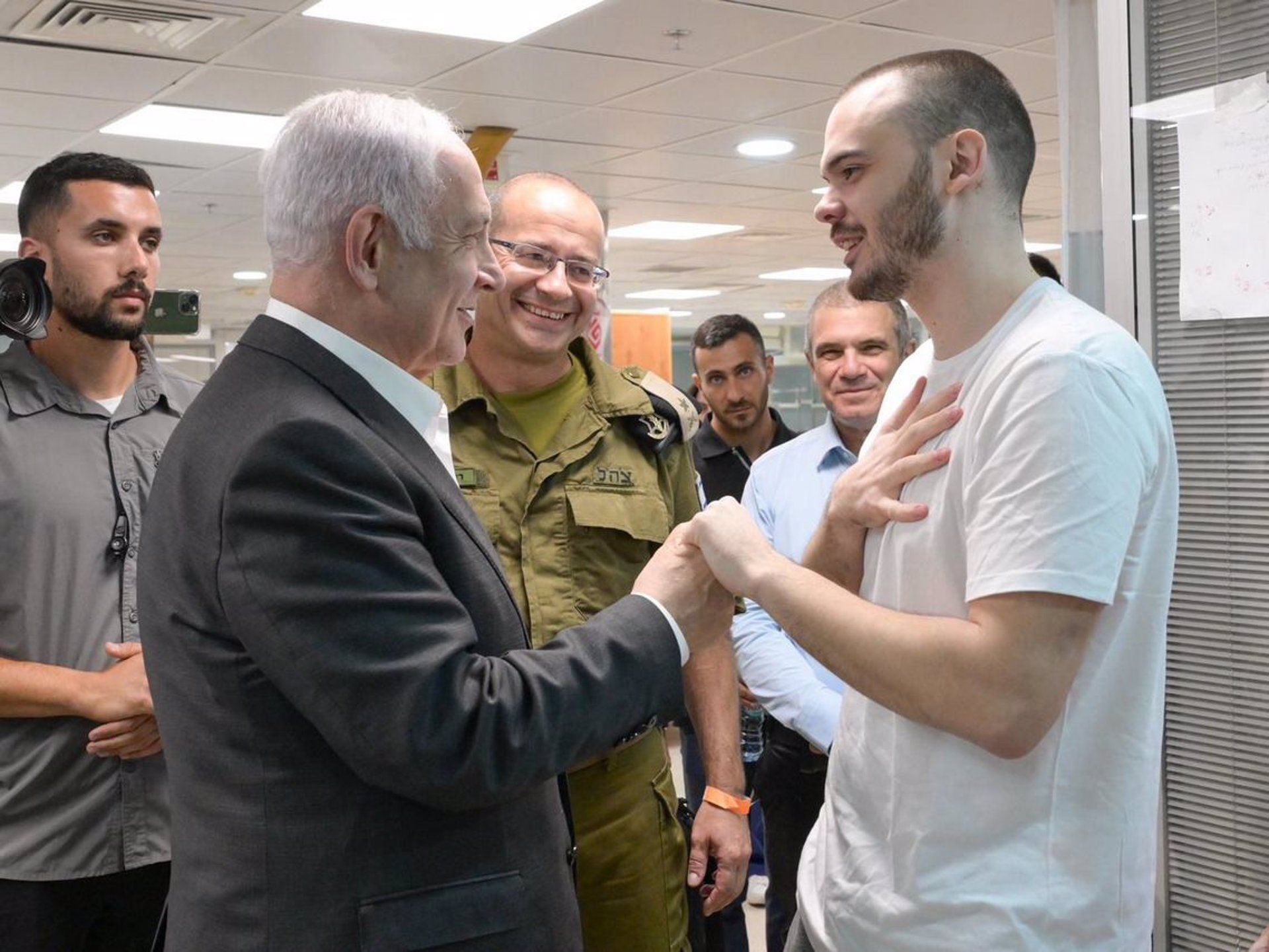 El primer ministro israelí, Benjamin Netanyahu, habla con el rehén Andrey Kozlov, de 27 años, en el centro médico Sheba Tel-HaShomer, luego de ser liberado por el Ejército en Gaza (IDF Spokesperson's unit via GP / DPA) 