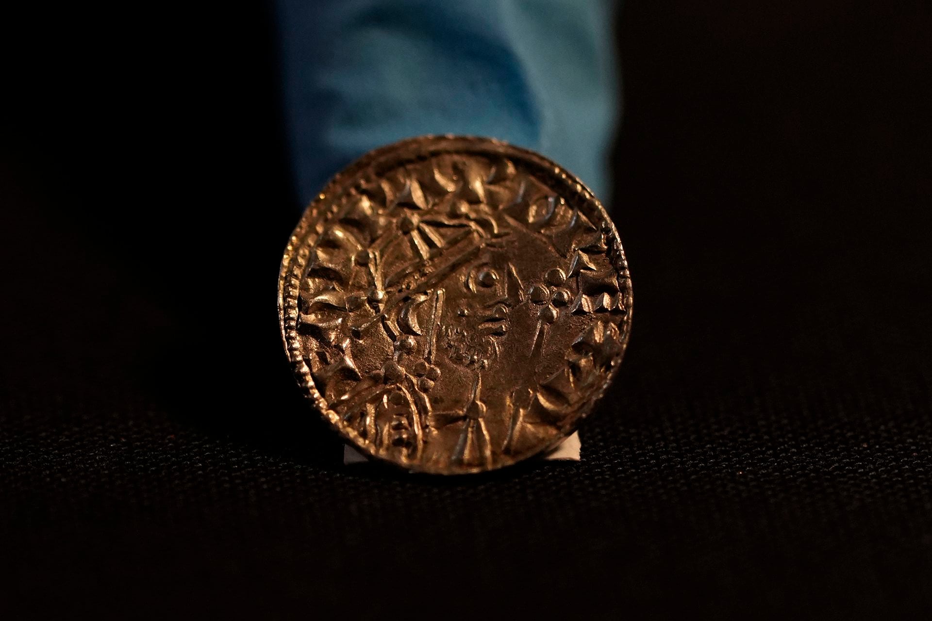 Moneda de la pirámide de Eduardo el Confesor (1065-6), parte del tesoro de 2.584 monedas del valle de Chew, enterrado en el caos que siguió a la invasión normanda de Gran Bretaña en 1066 (Foto AP/Alastair Grant) 