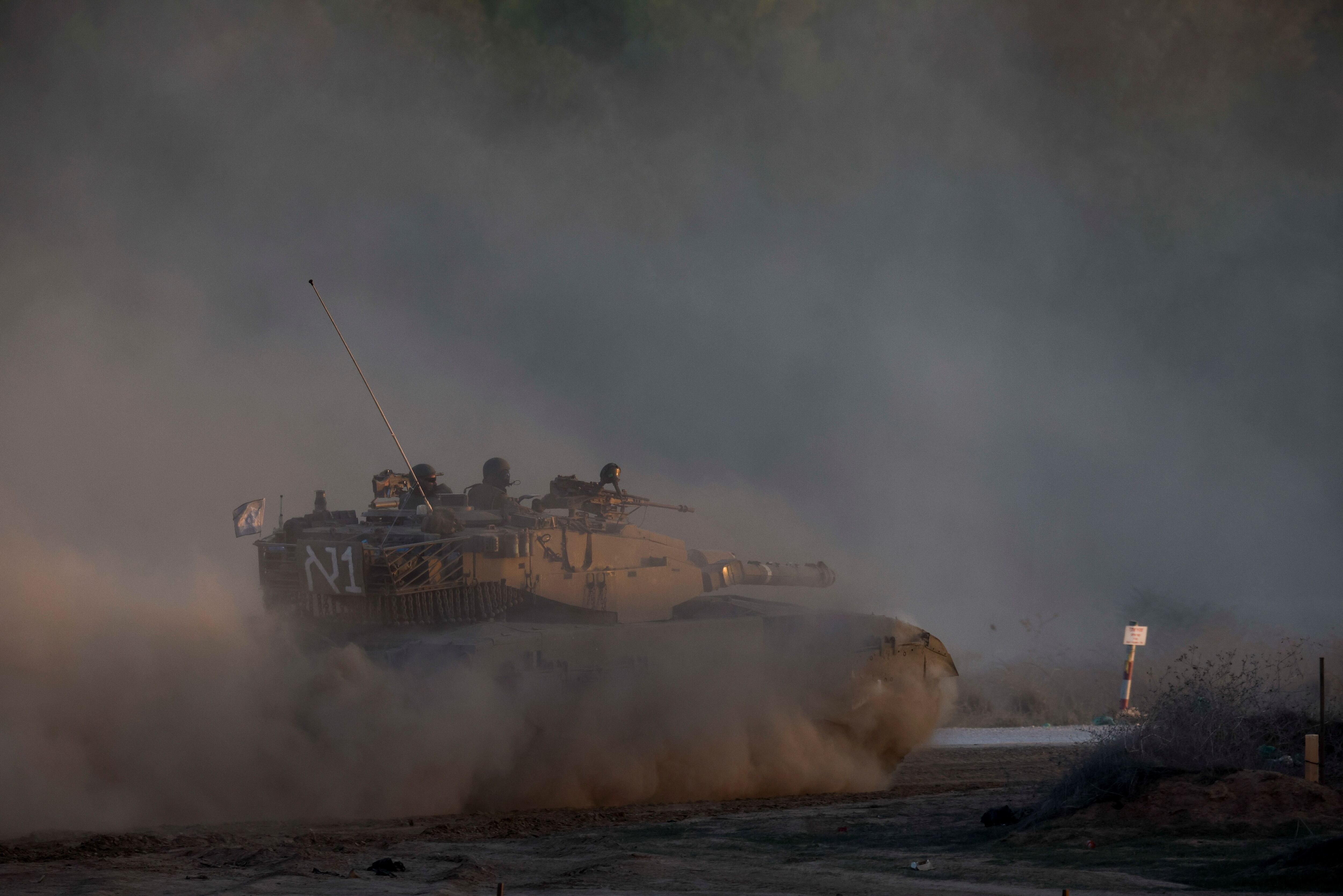 Maniobras de tanques en el lado israelí de la frontera entre Israel y Gaza, en medio del actual conflicto entre Israel y el grupo terrorista palestino Hamas, 11 de diciembre de 2023. REUTERS/Amir Cohen