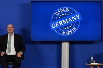 El Ministro de Economía alemán Peter Altmaier se sienta con el logotipo de "Made in Germany" durante una conferencia de prensa, el 24 de junio de 2020 (John Macdougall/Pool vía REUTERS/Foto de archivo)