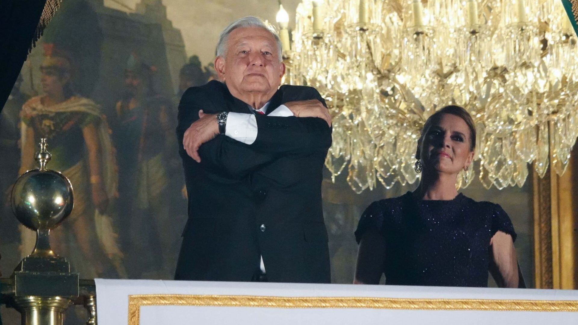 CIUDAD DE MÉXICO, 15SEPTIEMBRE2024.- Andrés Manuel López Obrador, Presidente de México, y su esposa Beatriz Gutiérrez Müller, encabezaron el 6to y último Grito de la Independencia en el Zócalo. Los acompañaron Claudia Sheinbaum, Presidenta Electa de México. FOTO: GRACIELA LÓPEZ/CUARTOSCURO.COM