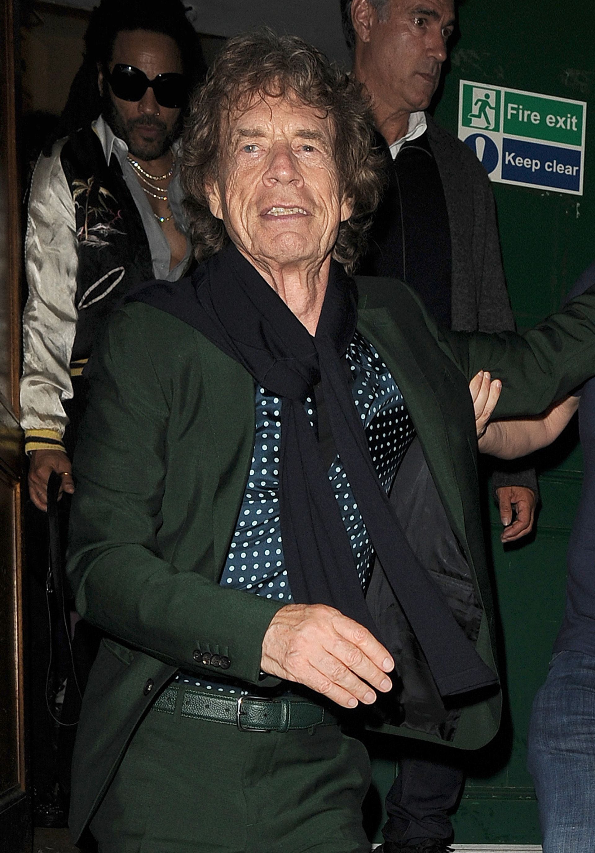 Mick Jagger lució un traje verde, camisa negra con lunares blancos y tenis negros
(Photo by MEGA/GC Images)