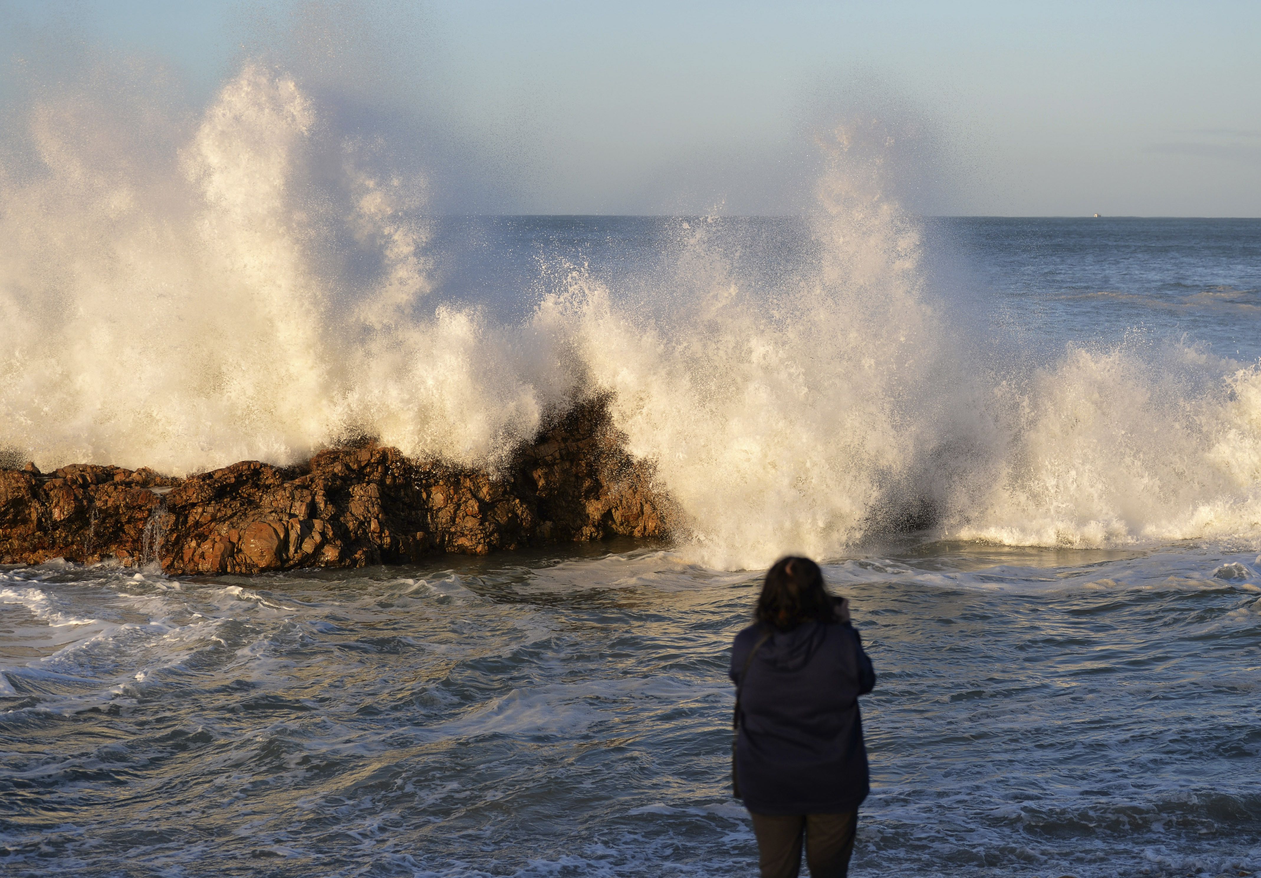 El comportamiento de las aguas subterráneas incide en el eje de la Tierra. (AP Foto/Deon Ferreira)