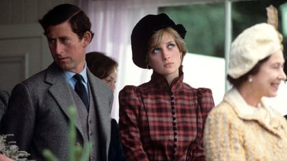 Lady Di junto con el príncipe Carlos y la reina Isabel (Shutterstock)