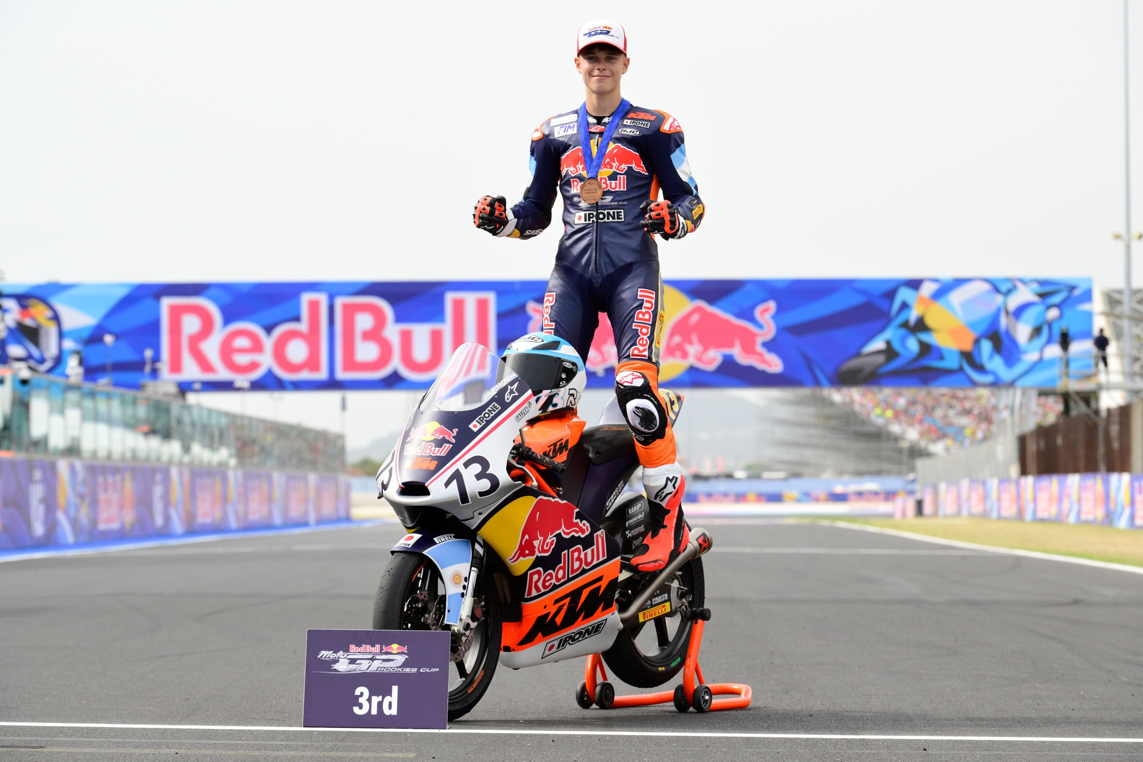 Valentin Perrone con la moto de la Red Bull Rookies tras terminar tercero en el campeonato (Red Bull Content Pool) 