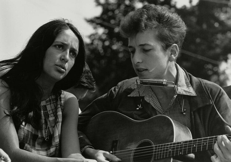 Joan Baez y Bob Dylan, durante la Marcha por los derechos civiles en Washington de agosto de 1963.(Shutterstock)