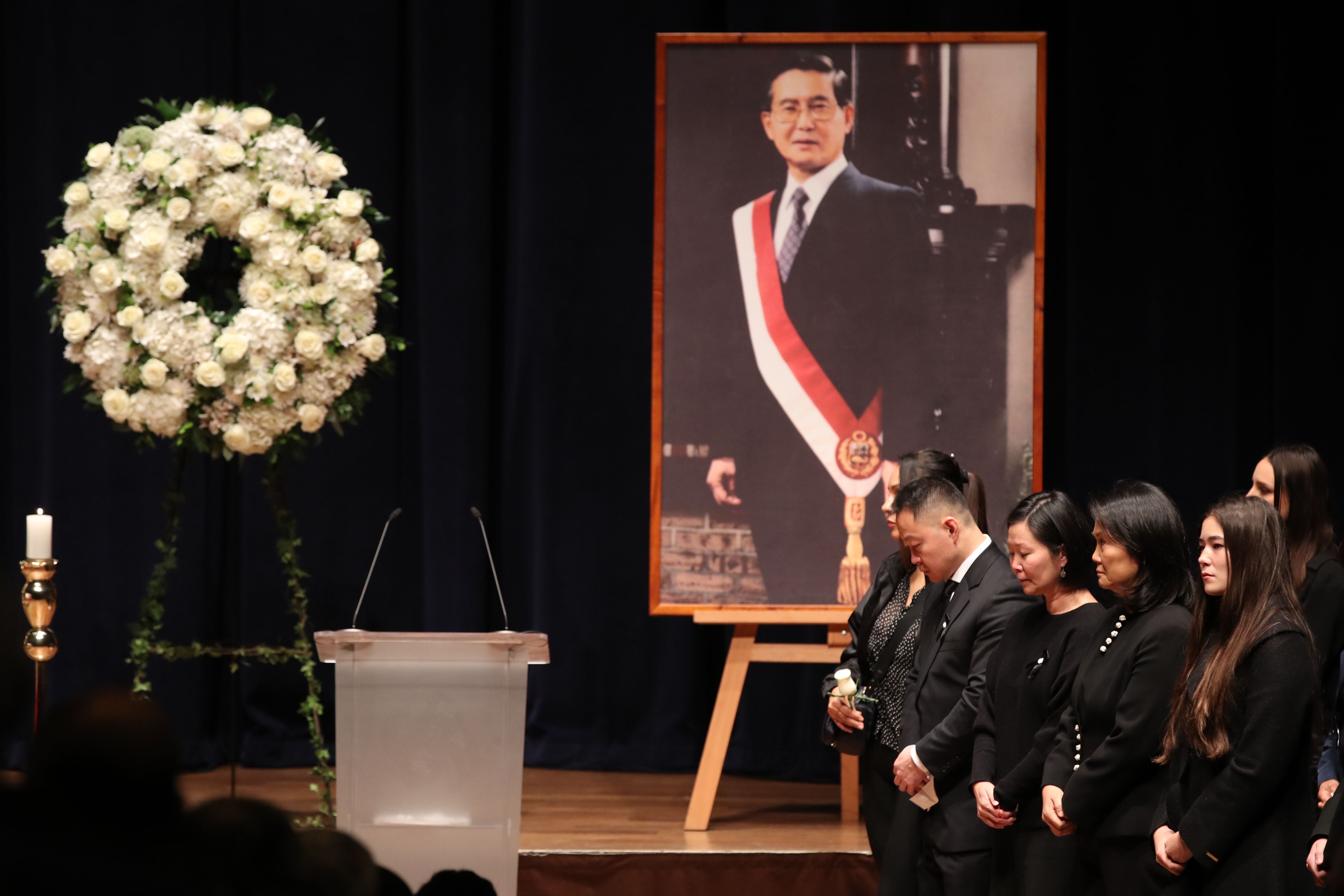 Kenji, Sachi y Keiko Fujimori participan en el responso su padre, Alberto Fujimori. Foto: EFE/ Paolo Aguilar 