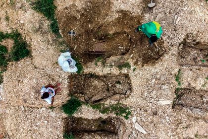 Fotografía tomada con dron en la que se registró el entierro de un joven de 28 años víctima de la covid-19, en el cementerio Despraiado en Cuiabá, capital de Mato Grosso (Brasil). EFE/Rogerio Florentino
