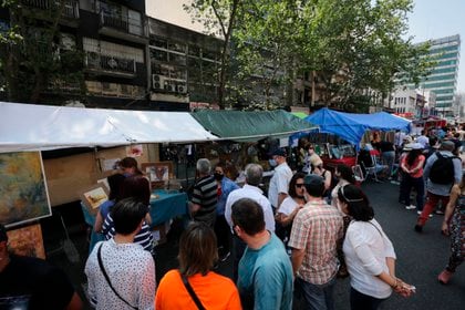 Personas visitan la feria barrial de Tristán Narvaja, el 18 de octubre del 2020, en su 150 aniversario, en Montevideo (Uruguay). EFE/Raúl Martínez/Archivo
