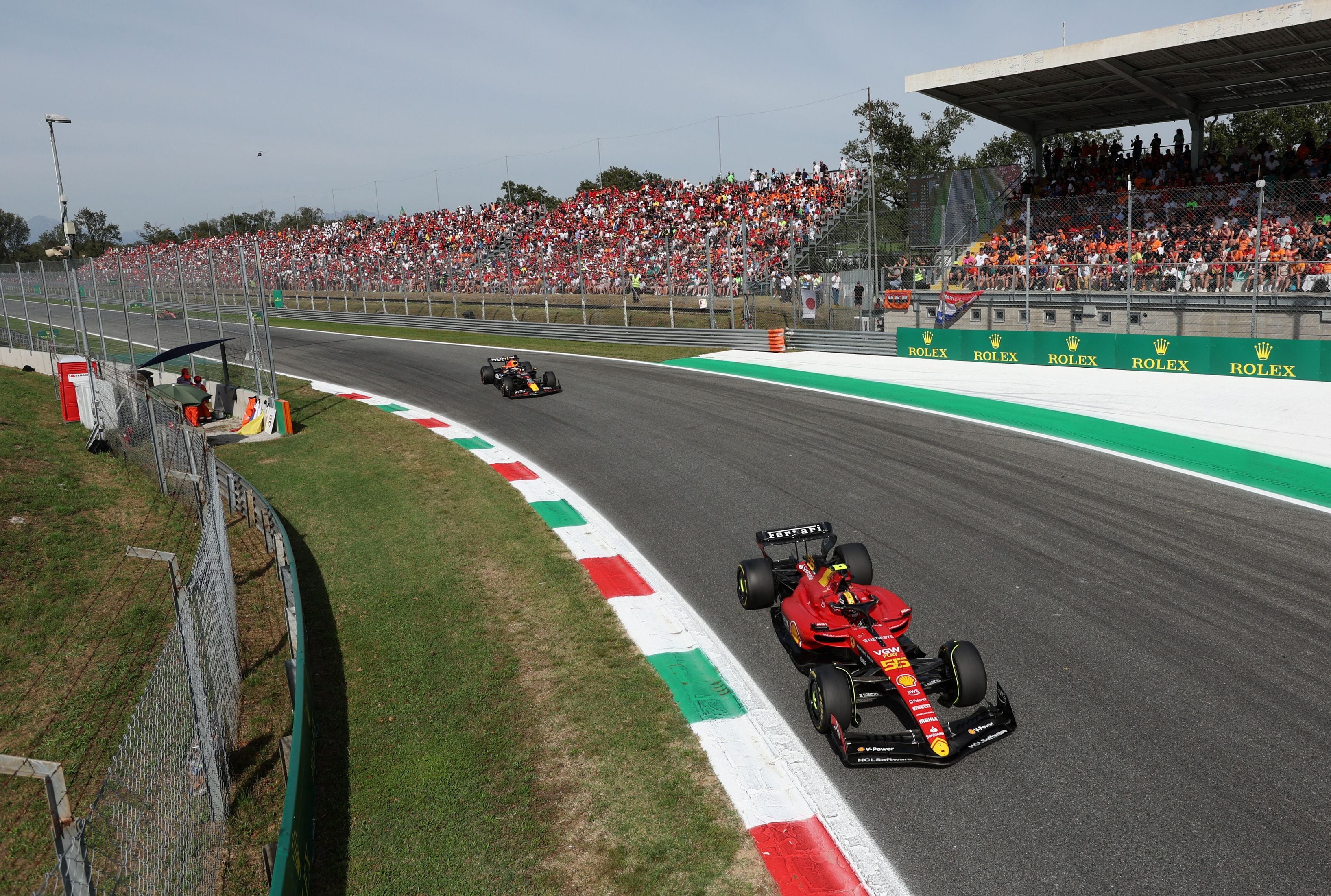 Carlos Sainz Jr. encarando la Curva Parabólica. El español se destacó en Monza (REUTERS/Claudia Greco)
