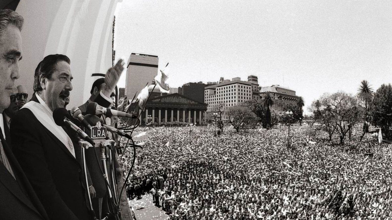 Foto mítica. El presidente Raúl Alfonsín habla desde el Cabildo a la multitud reunida tras su asunción. Era 10 de diciembre de 1983. (foto Víctor Bügge)