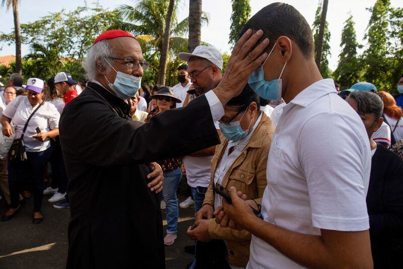 El cardenal católico nicaragüense Leopoldo Brenes bendice a un devoto durante una procesión de Viernes Santo en la Catedral Metropolitana, 7 de abril de 2023 (REUTERS/Stringer)