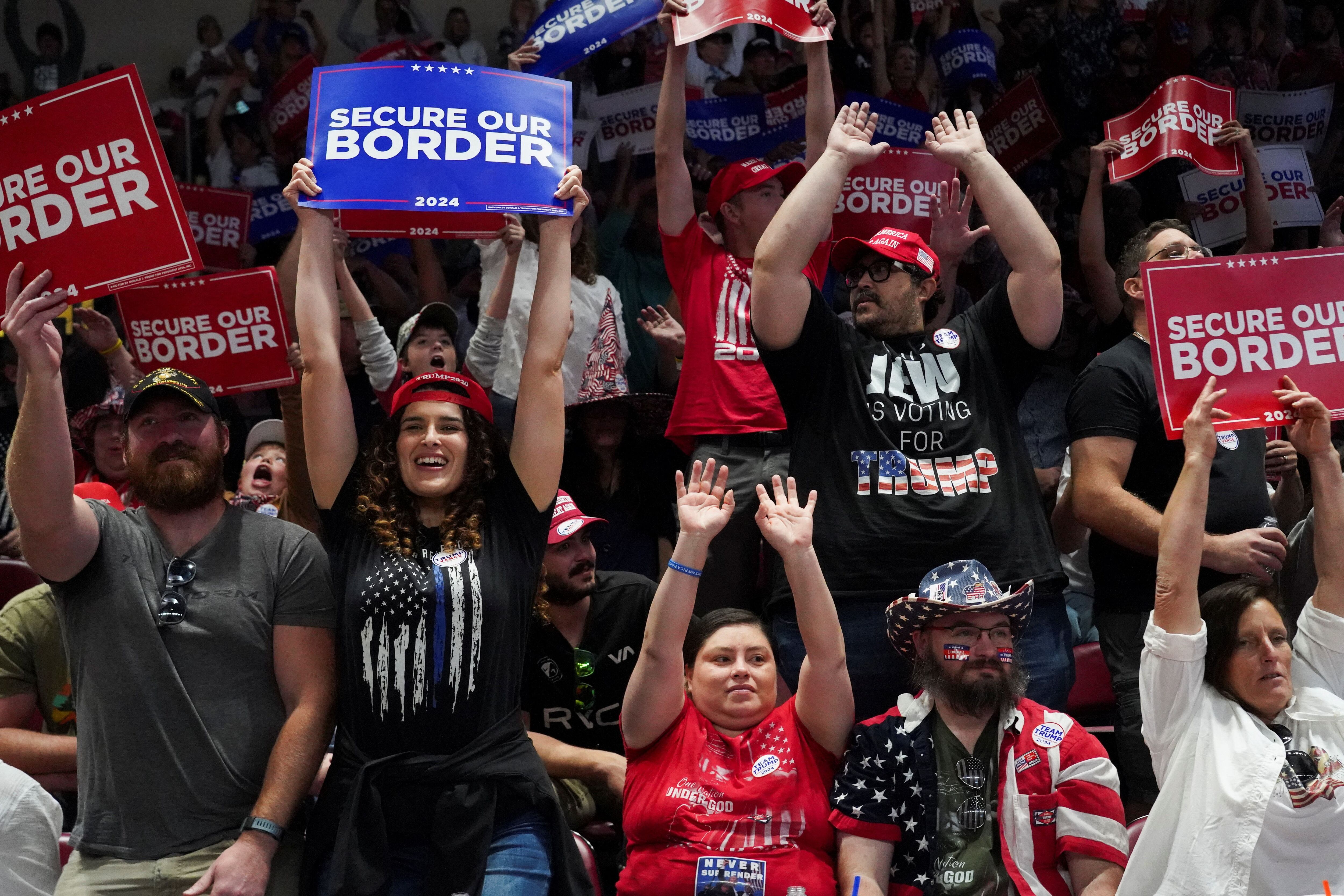 Simpatizantes durante un mitin de campaña del candidato presidencial republicano y ex presidente de Estados Unidos Donald Trump, en Prescott Valley, Arizona (REUTERS/Go Nakamura)