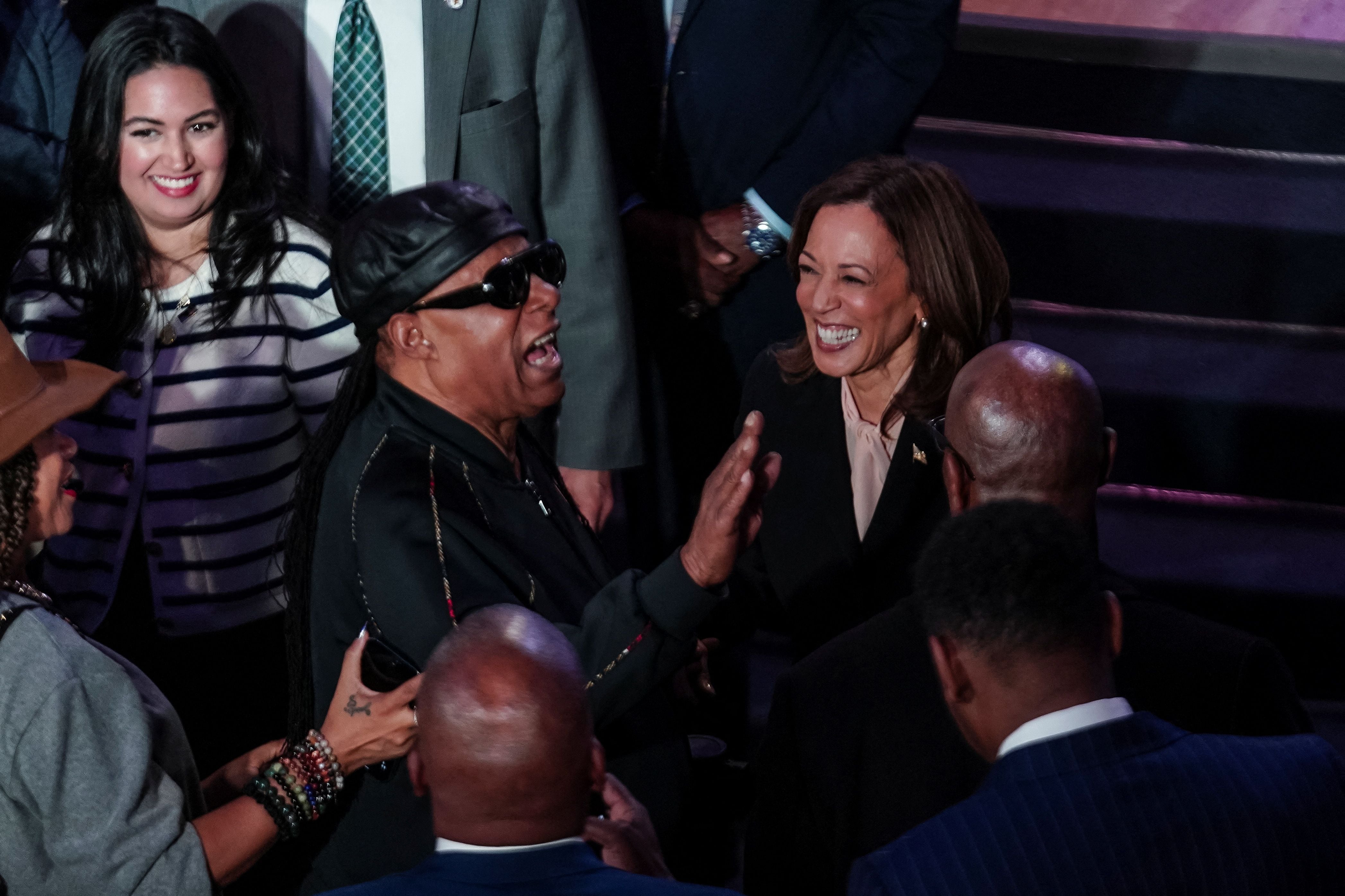 Steve Wonder le cantó el feliz cumpleaños a Kamala Harris (REUTERS/Elijah Nouvelage)