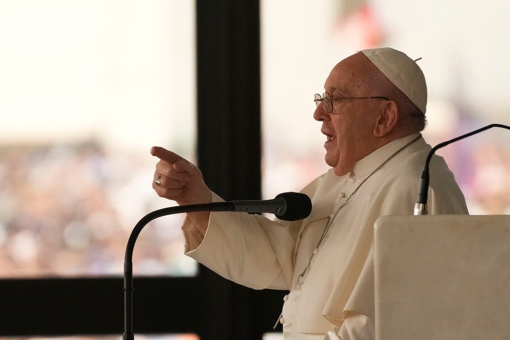 El papa Francisco habla a los fieles tras rezar el rosario en el santuario de Fátima, en el centro de Portugal. (AP Foto/Gregorio Borgia)