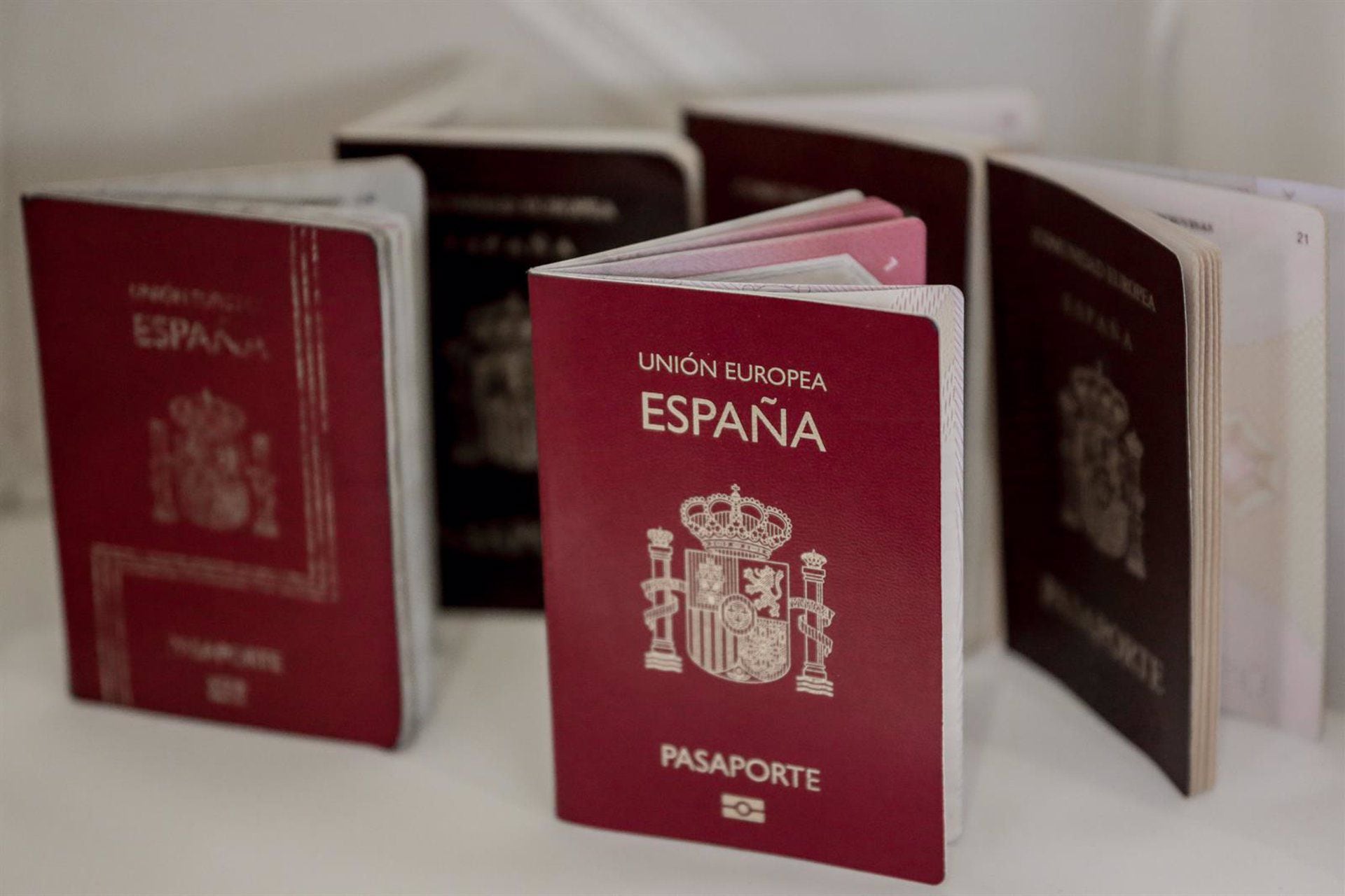 Varios pasaportes españoles colocados sobre una mesa. (Ricardo Rubio/Europa Press) 