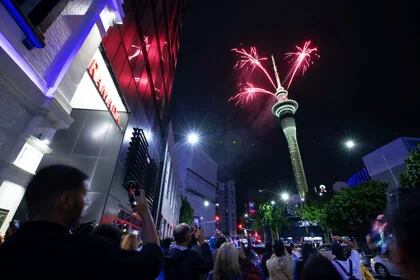 Los fuegos artificiales estallaron desde la Sky Tower en Auckland, Nueva Zelanda, para celebrar el Año Nuevo el lunes 1 de enero de 2024. (Hayden Woodward/New Zealand Herald vía AP)
