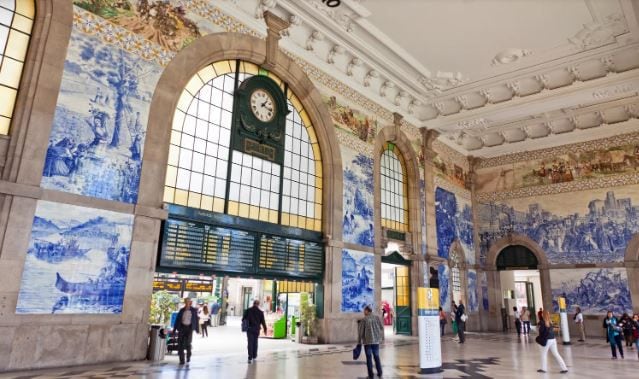 Caminar dentro de la estación de trenes de Oporto es una experiencia increíble y muy recomendada al visitar Portugal (Getty Images)