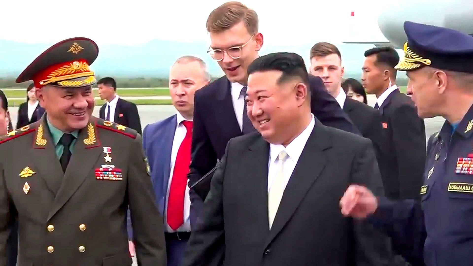 Hubo momentos de sonrisas entre Kim y los oficiales rusos (AP)