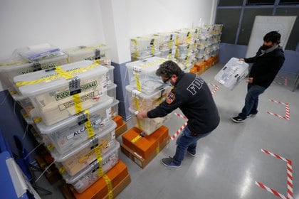 Las urnas de la primera jornada de la elección en Chile, el 15 de mayo de 2021. REUTERS/Rodrigo Garrido