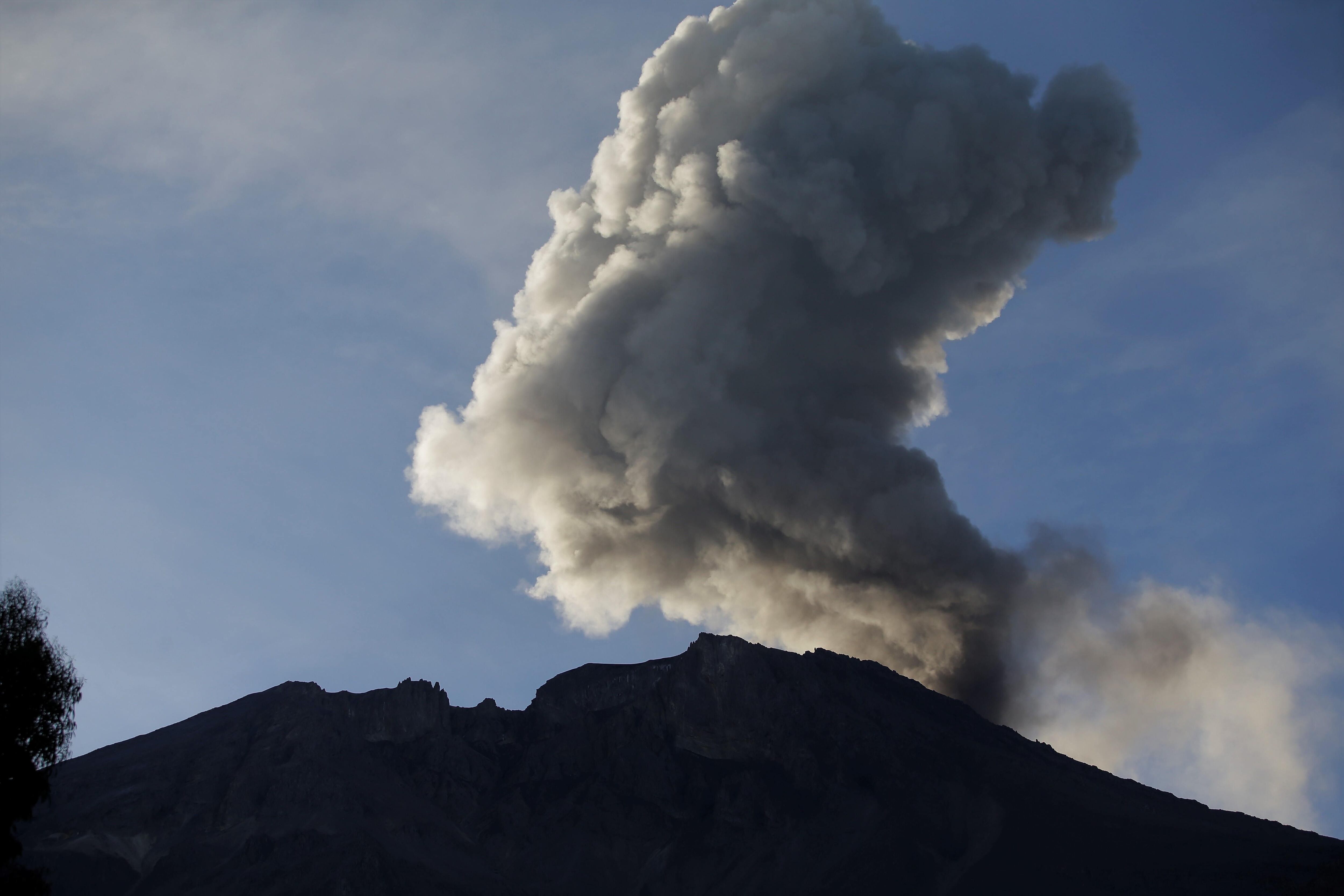 Fotografía de archivo del volcán Ubinas, desde el pueblo de Ubinas, en Moquegua (Perú).EFE/Stringer
