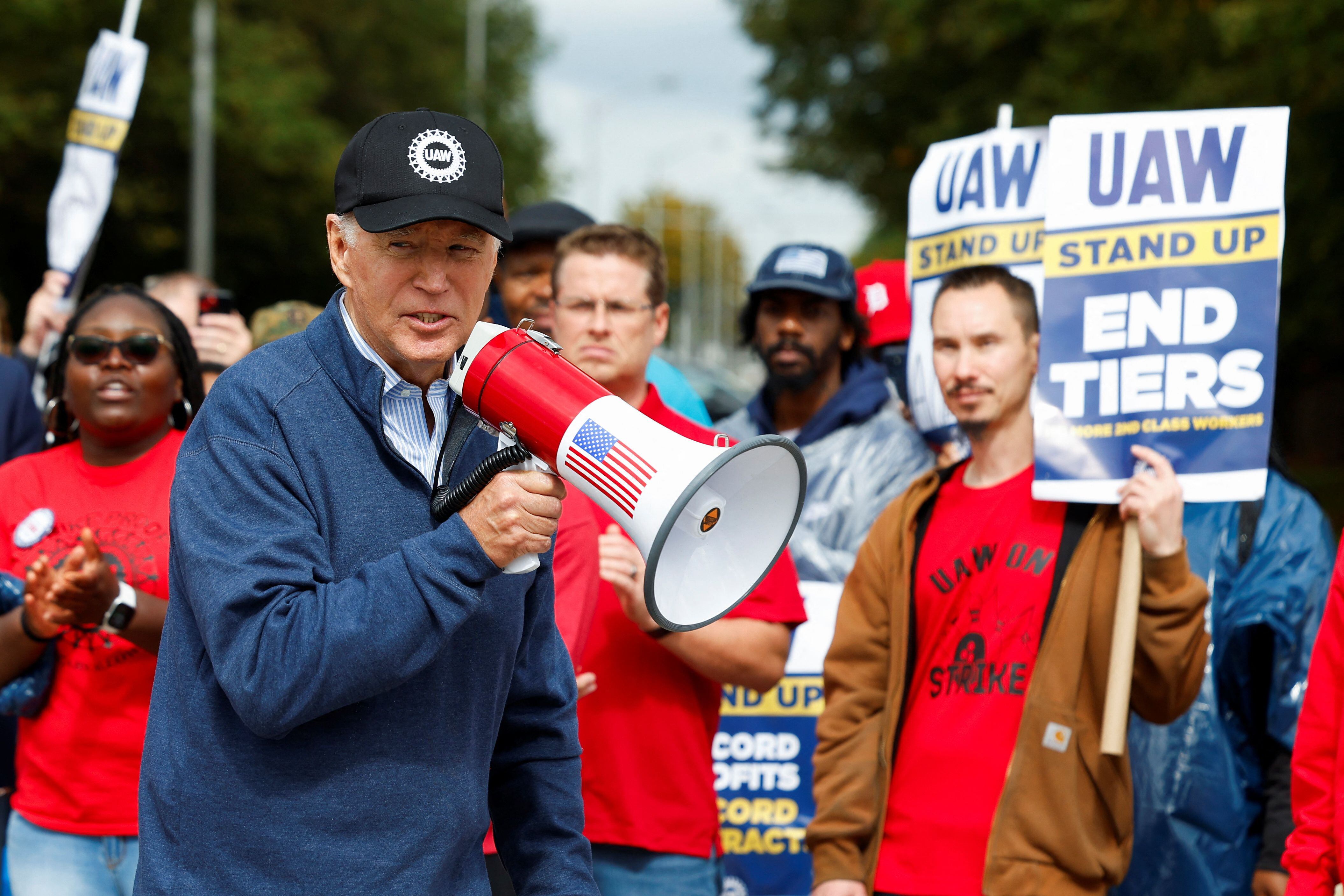 El presidente Biden, que este martes participó de un piquete en medio de la huelga de los trabajadores de la industria automotriz en Michigan, acusa a los republicanos de hacer su trabajo en el Congreso para lograr un acuerdo por el presupuesto para su gobierno. REUTERS/Evelyn Hockstein