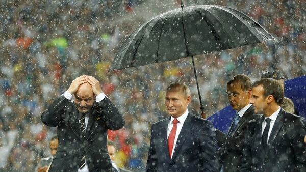 Infantino padece la falta de paraguas (Reuters)