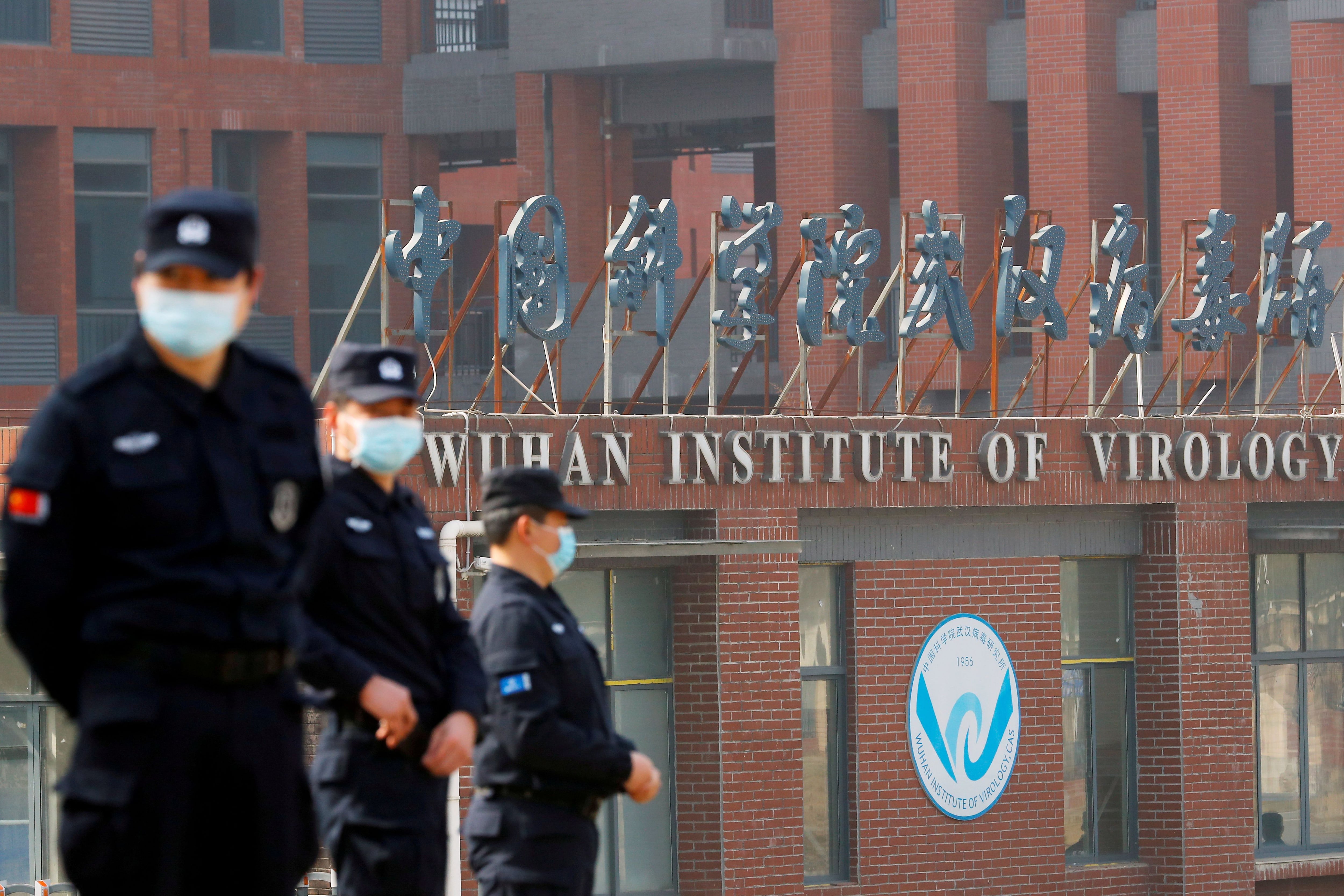 FOTO DE ARCHIVO: Personal de seguridad vigila el exterior del Instituto de Virolog&amp;a de Wuhan (Reuters)