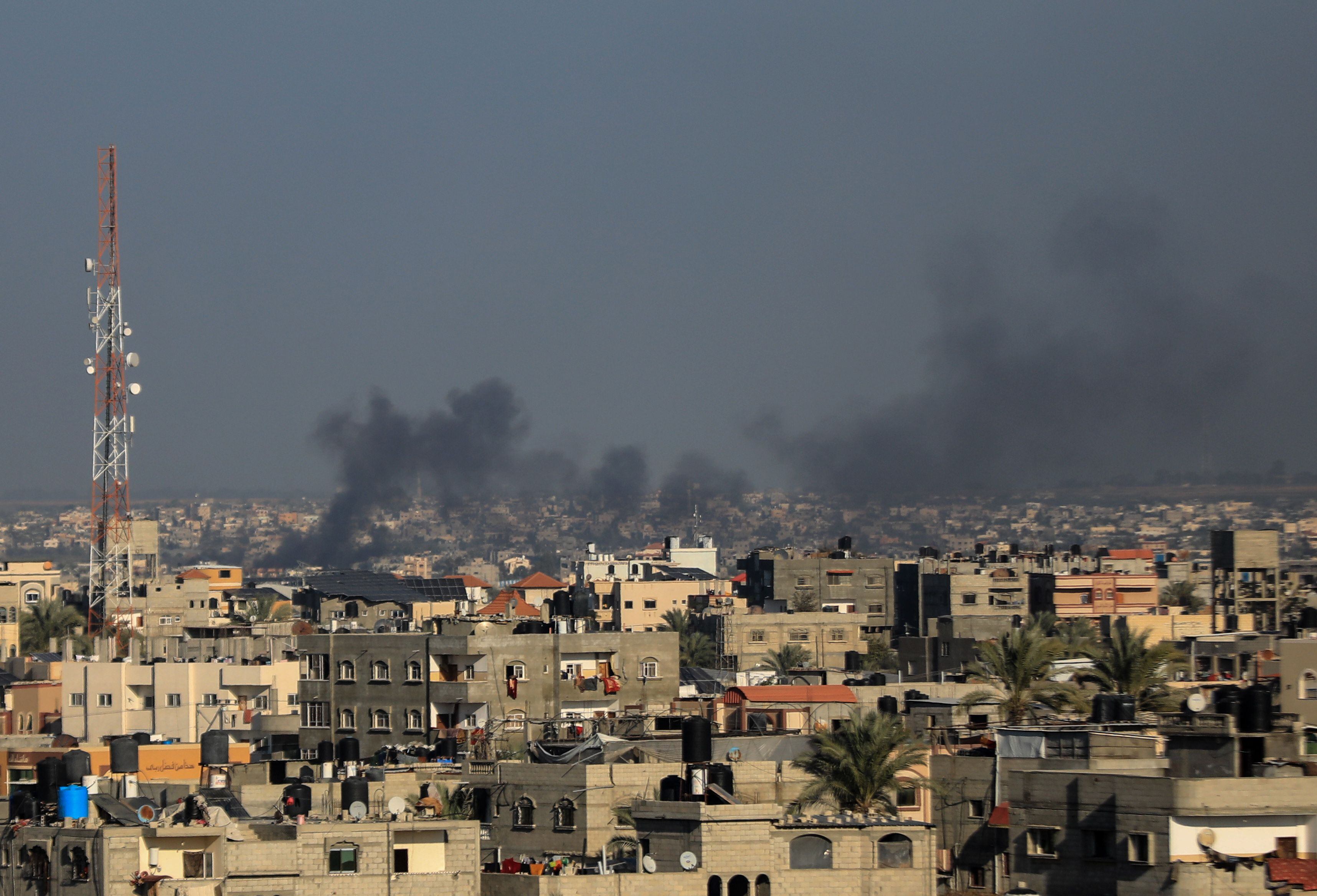 Columna de humo tras un bombardeo de Israel contra Khan Younis, en el sur de la Franja de Gaza. Europa Press/Contacto/Yasser Qudih/Archivo