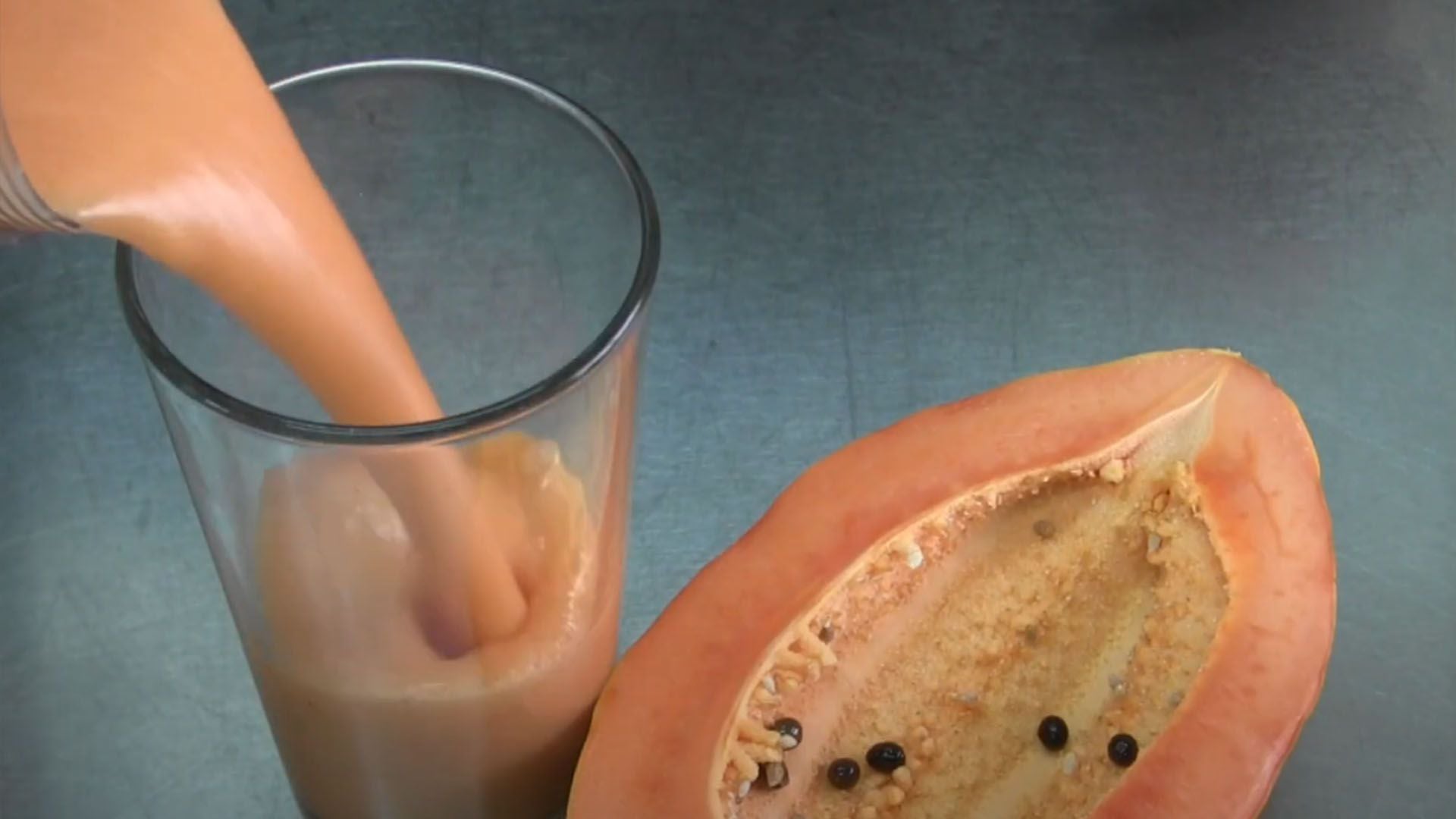 Una persona sirviéndose un batido (Captura de video)