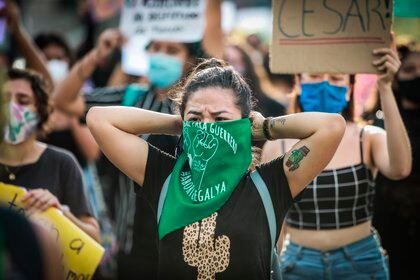 Con 38 votos a favor, 29 en contra y una abstención, el Senado legalizó la interrupción voluntaria del embarazo hasta la semana 14 de gestación en Argentina, donde anteriormente solo estaba permitido a causa de una violación o por cuestiones de riesgo para la mujer. (Foto: EFE)