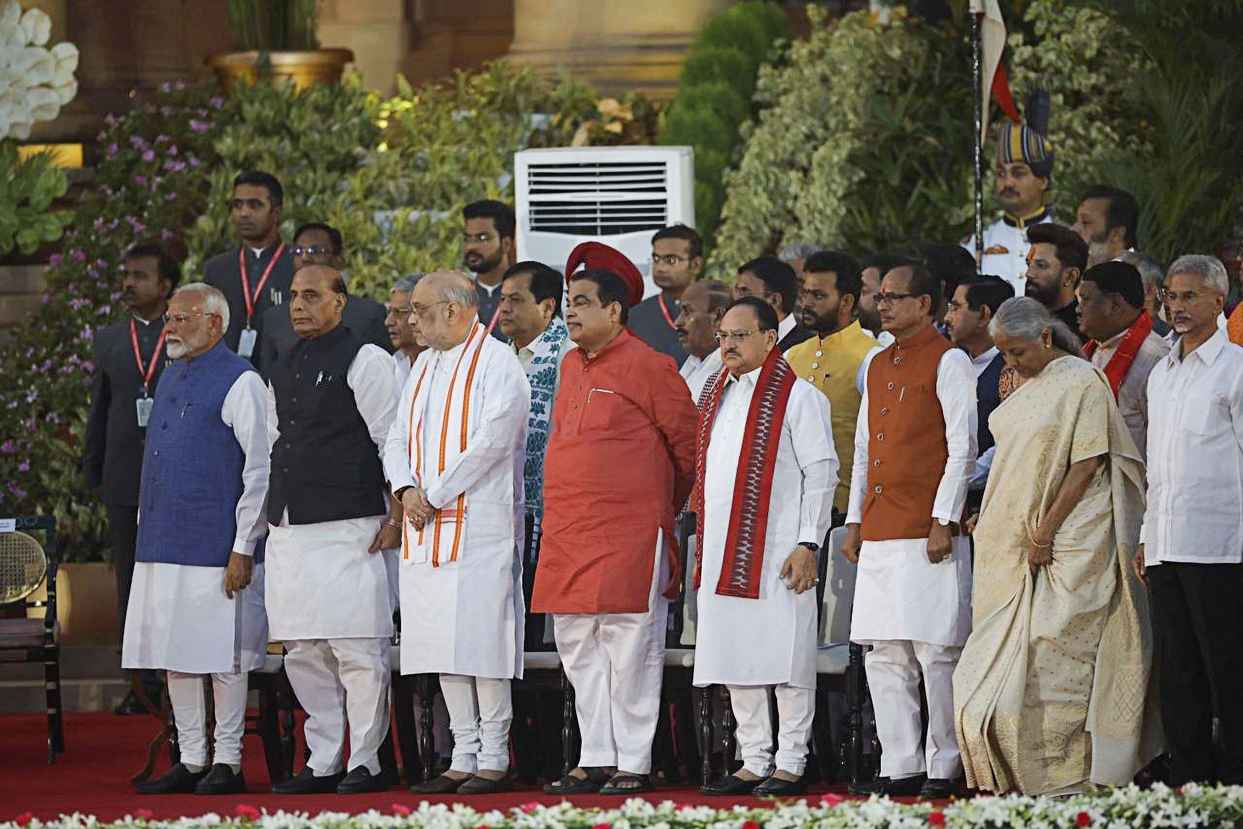 Modi junto a los ministros de su gobierno (REUTERS/Adnan Abidi)