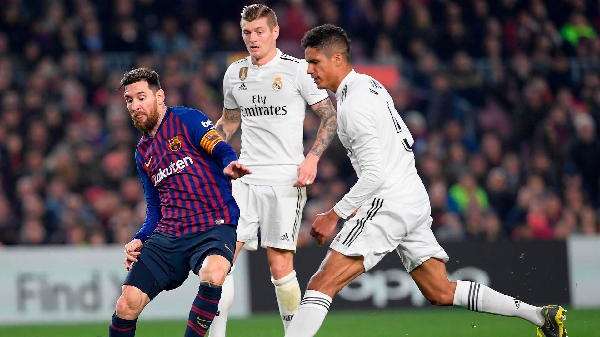 Leo Messi en un partido contra el Real Madrid (LLUIS GENE / AFP)