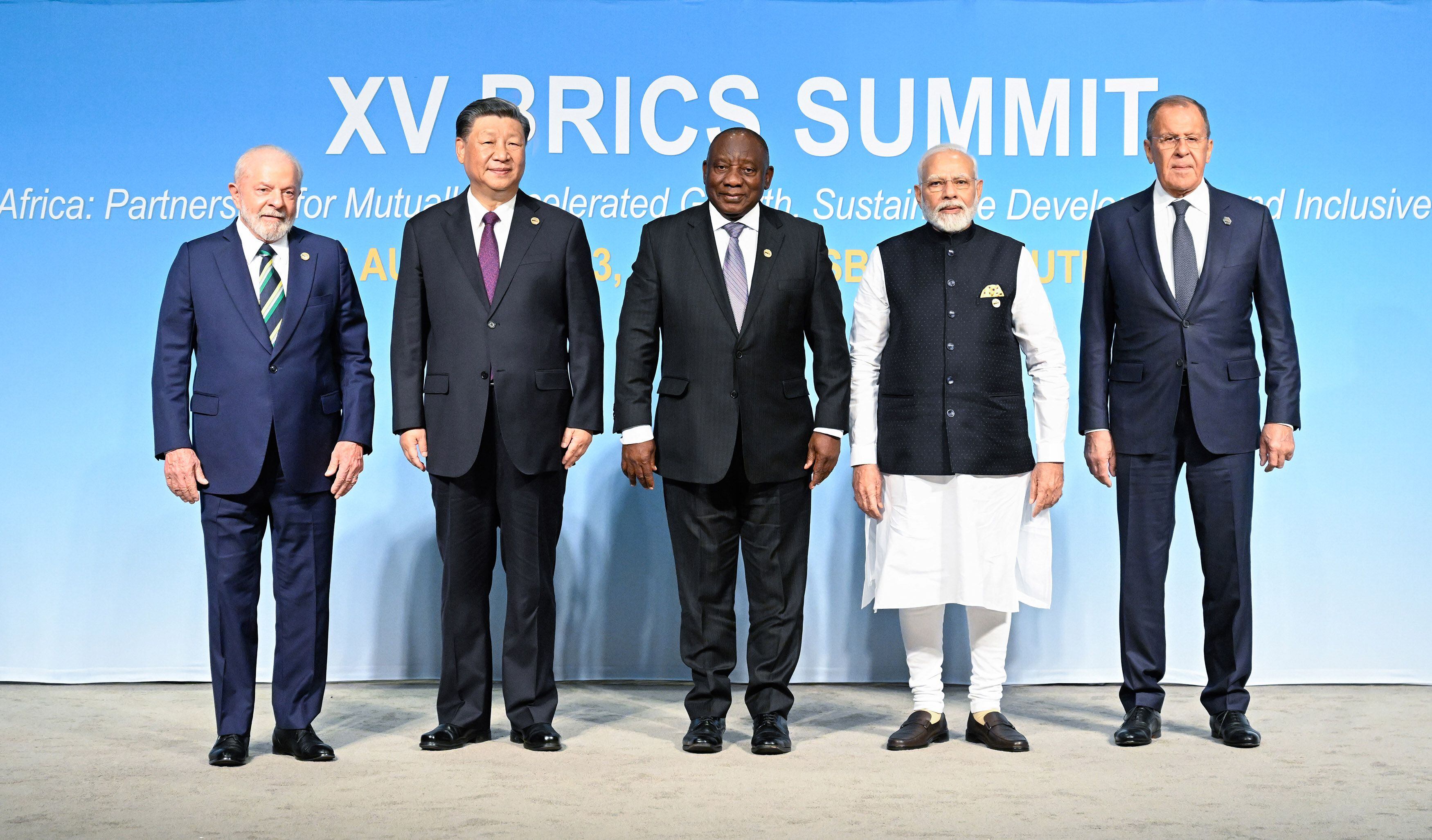 Los presidentes Xi Jinping (China) Cyril Ramaphosa (India) Luiz Inacio Lula da Silva (Brasil), el primer ministro Narendra Modi (India) y el ministro de Relaciones Exteriores, Sergei Lavrov posan durante la 15° cumbre de los BRICS Summit (Europa Press/Contacto/Li Xueren)
