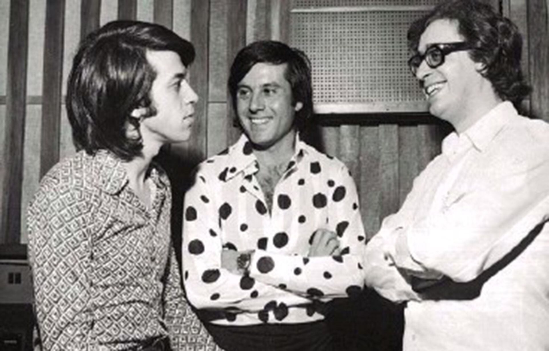 Sueiro joven junto a Fernando Bravo y el cantante Donald