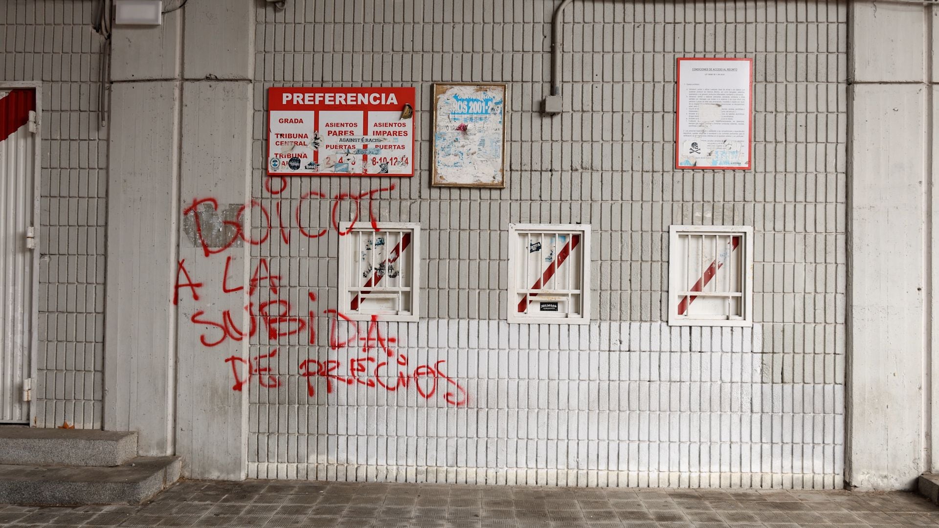 Pintada en contra de la subida de precios en las paredes del estadio (Helena Margarit/Infobae España)