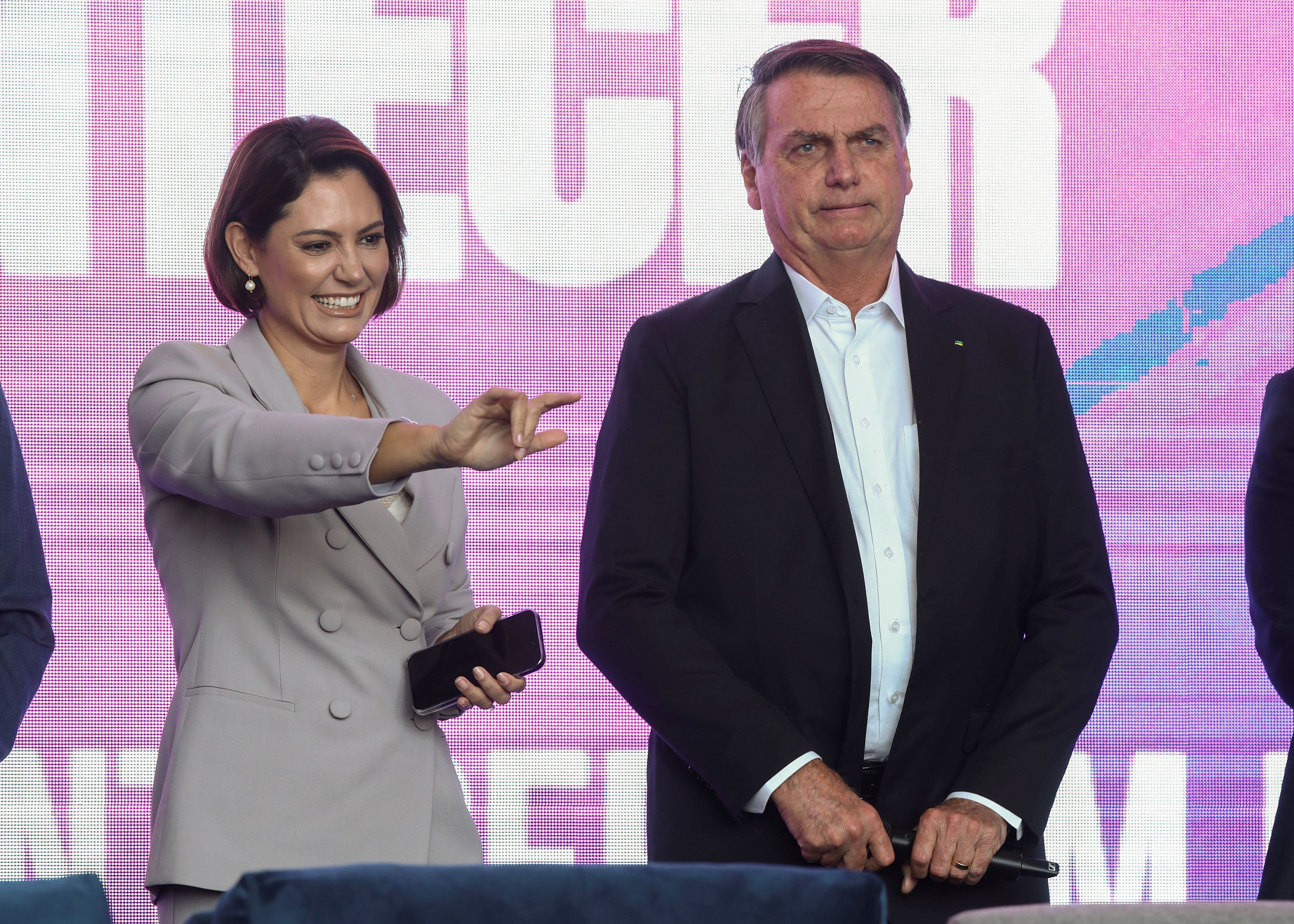 El expresidente de Brasil Jair Bolsonaro y su esposa, Michelle Bolsonaro, asisten a un acto del Partido Liberal Mulher en la Asamblea Legislativa del estado de Sao Paulo, en Sao Paulo, Brasil, 6 de mayo de 2023. REUTERS/Carla Carniel