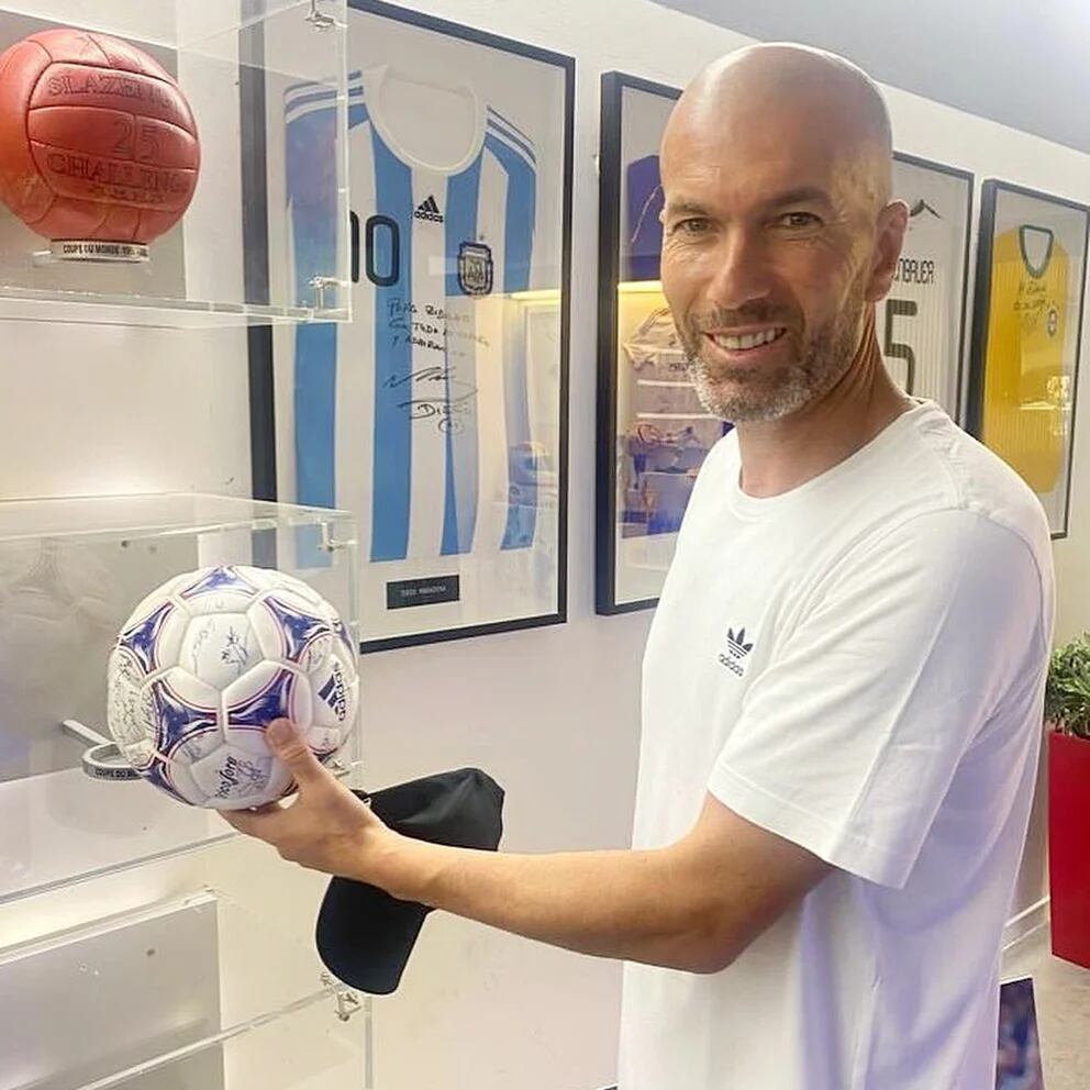 Zidane mostró su museo personal y dejó ver una joya argentina que une a  Messi y Maradona – TribuTV